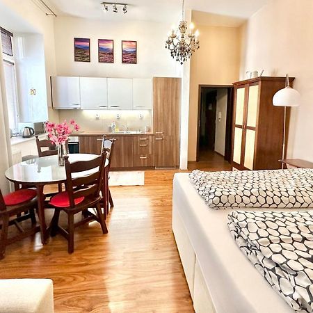 Home Away Main Square Apartment Poprad Esterno foto