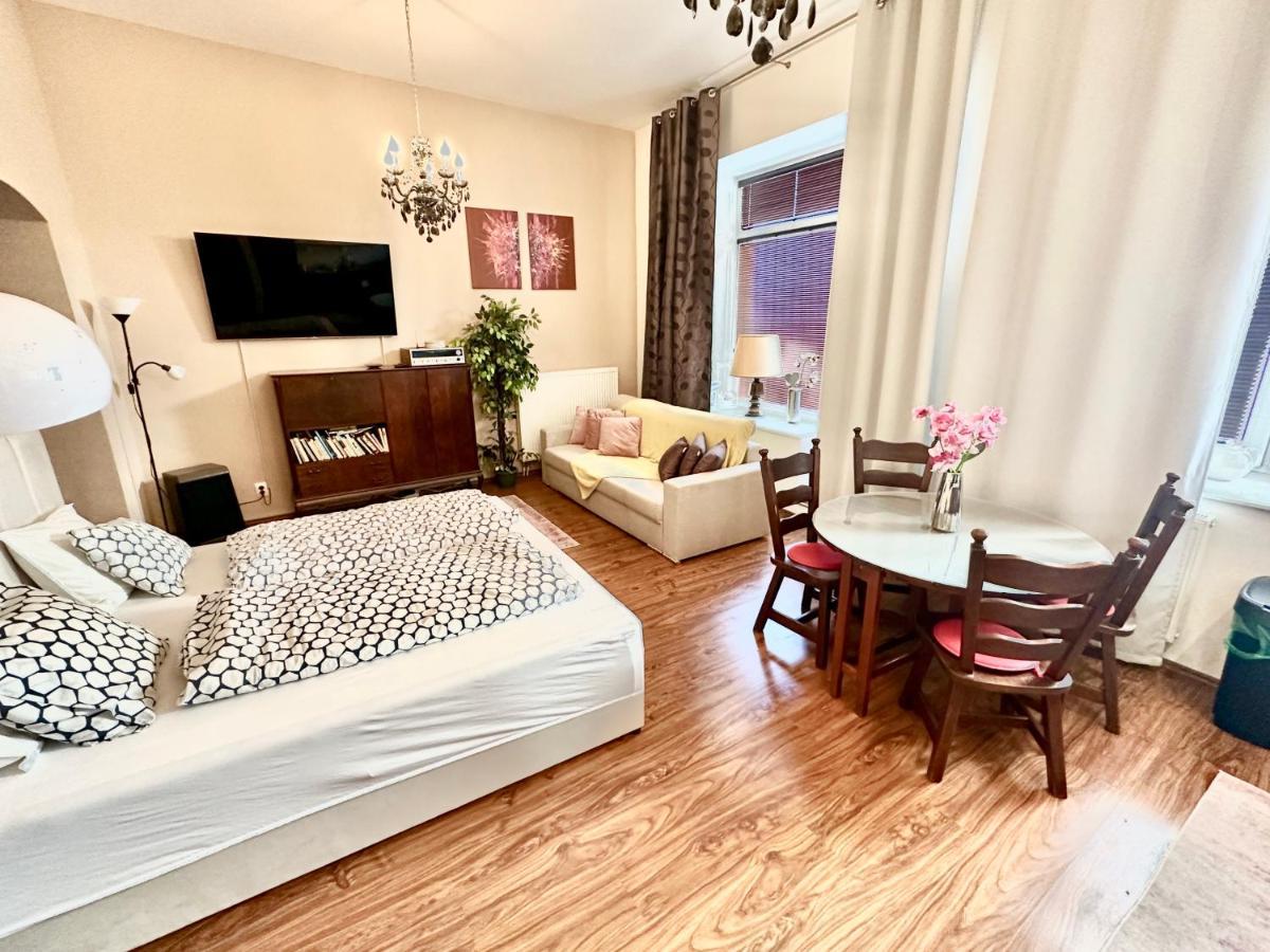Home Away Main Square Apartment Poprad Esterno foto