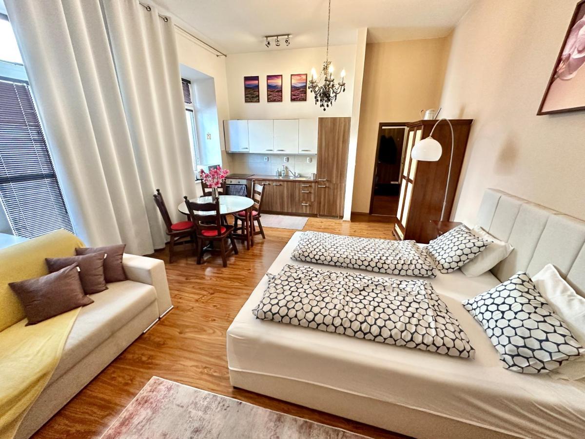 Home Away Main Square Apartment Poprad Esterno foto