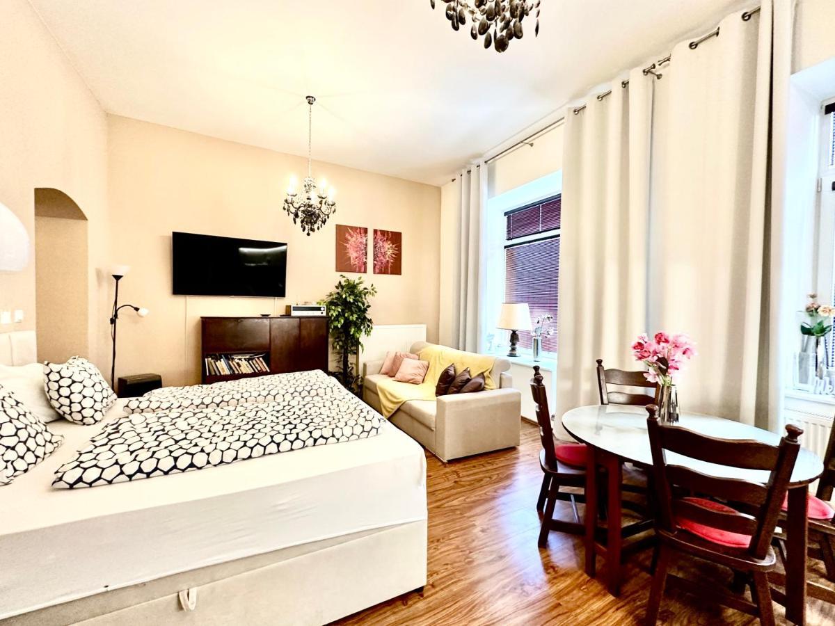 Home Away Main Square Apartment Poprad Esterno foto