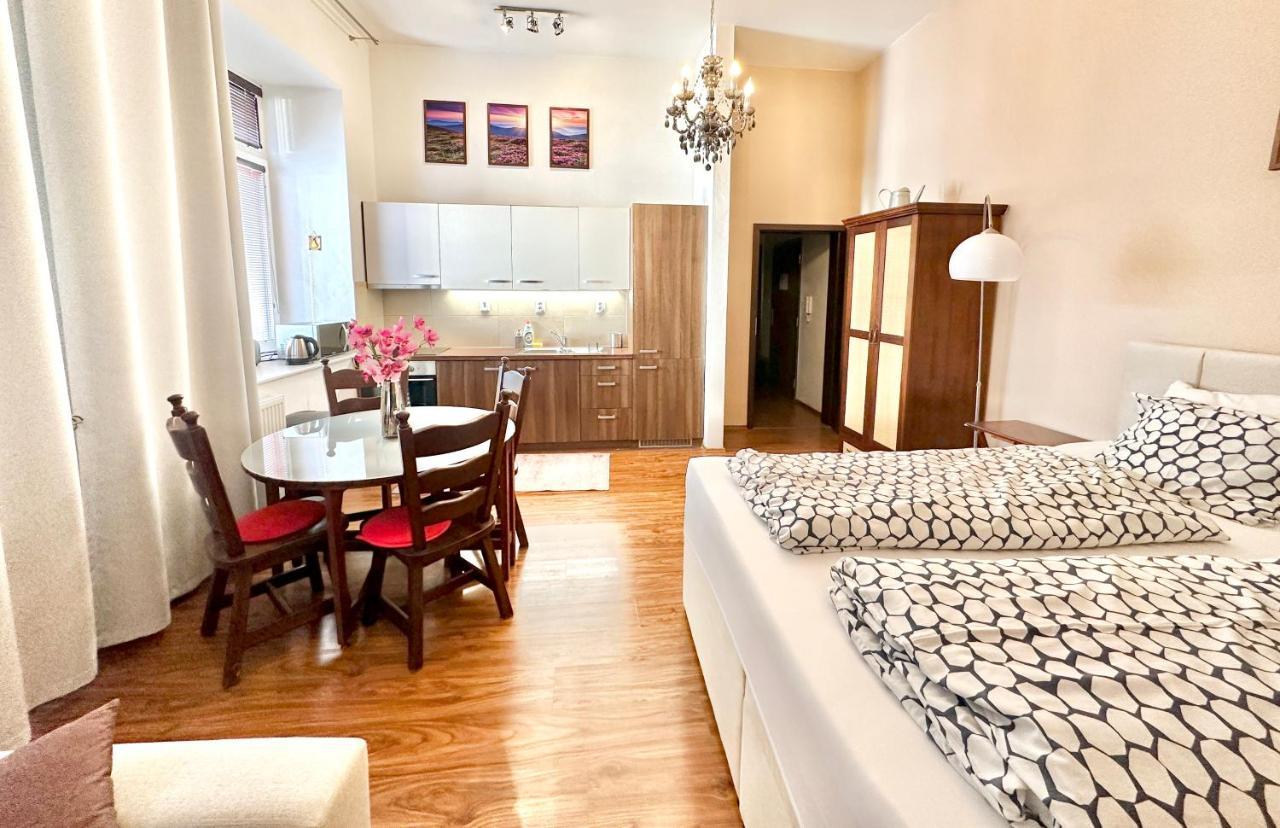 Home Away Main Square Apartment Poprad Esterno foto