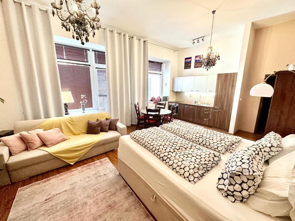 Home Away Main Square Apartment Poprad Esterno foto