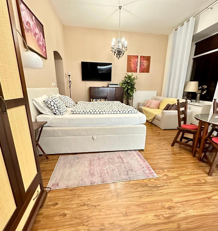 Home Away Main Square Apartment Poprad Esterno foto