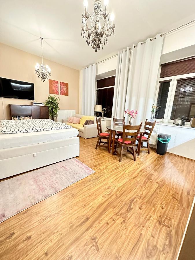 Home Away Main Square Apartment Poprad Esterno foto