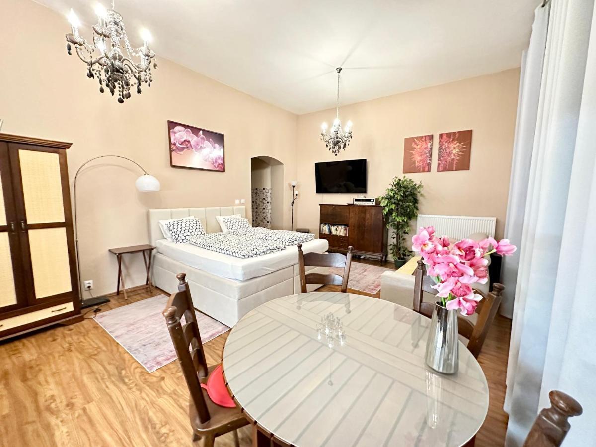 Home Away Main Square Apartment Poprad Esterno foto
